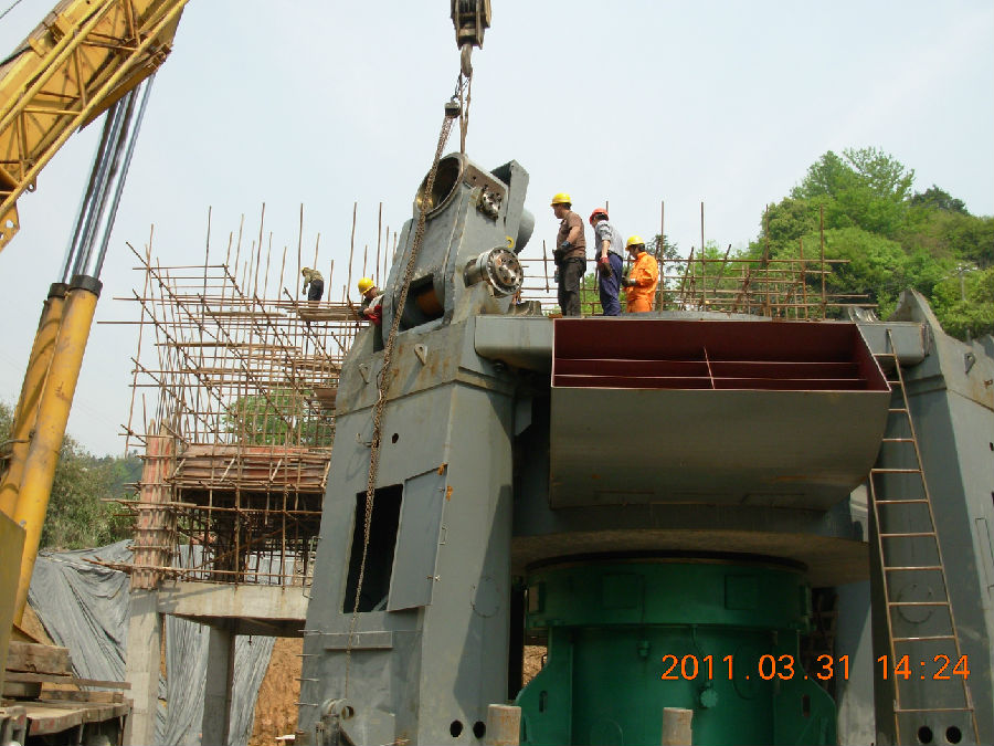 立磨機(jī)安裝現(xiàn)場(chǎng)